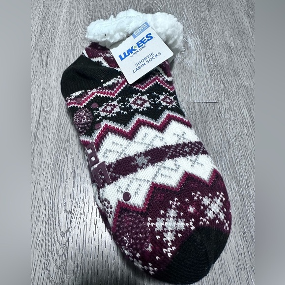 Muk Luks Black and Burgundy Shortie Cabin Socks - Picture 1 of 4